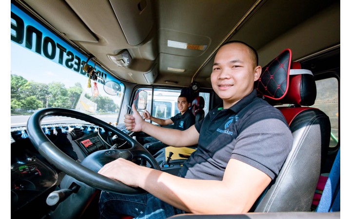 Nhân viên vận chuyển hàng bằng chữ tâm